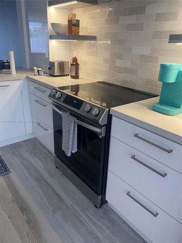 613 NE 26th Ave 613, Hallandale Beach, FL 33009