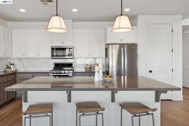 300 Colfax Ln, Oakley, CA 94561