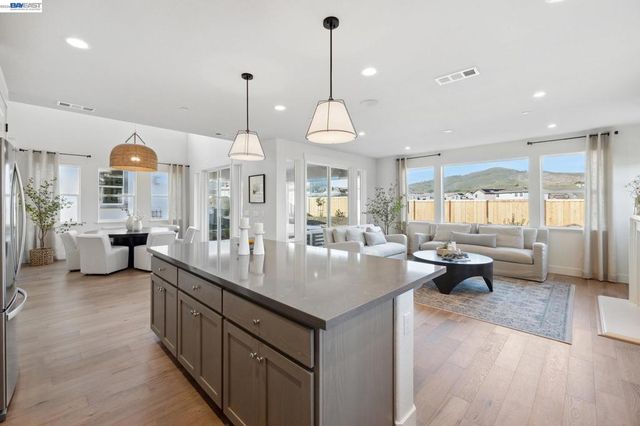 300 Colfax Ln, Oakley, CA 94561