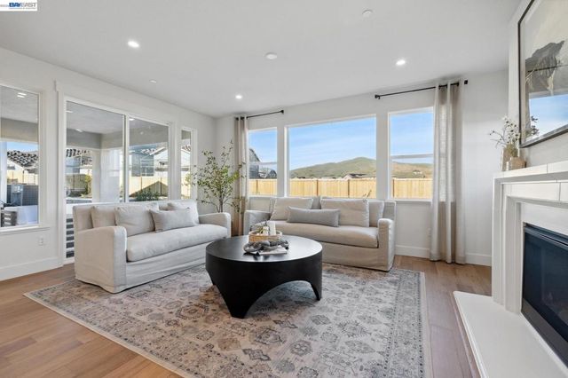 300 Colfax Ln, Oakley, CA 94561