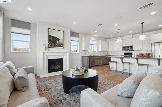 300 Colfax Ln, Oakley, CA 94561