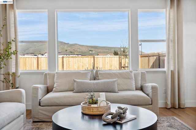 300 Colfax Ln, Oakley, CA 94561