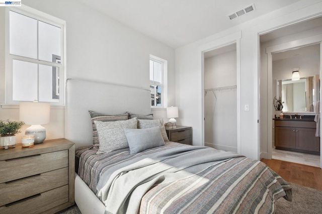 300 Colfax Ln, Oakley, CA 94561