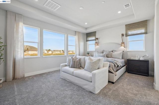 300 Colfax Ln, Oakley, CA 94561