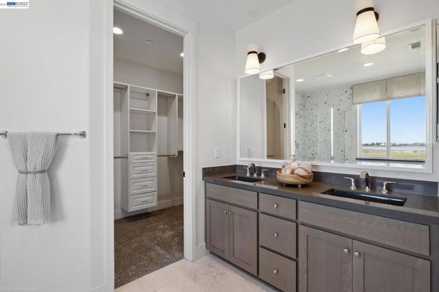 300 Colfax Ln, Oakley, CA 94561