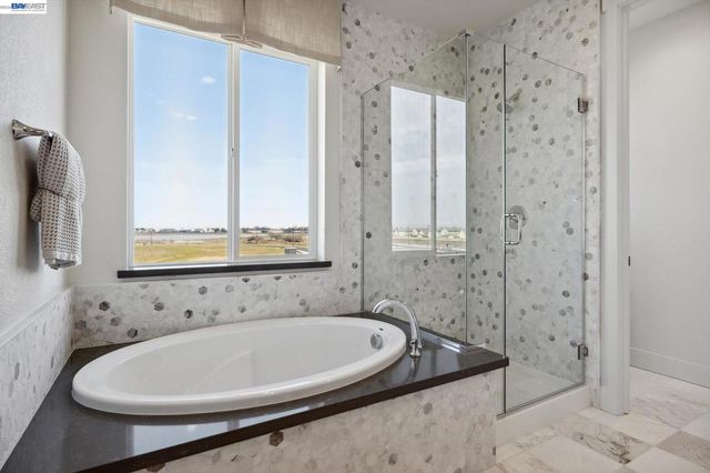 300 Colfax Ln, Oakley, CA 94561