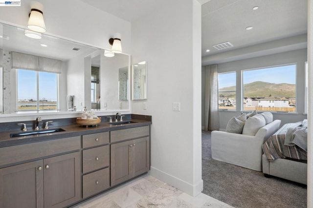 300 Colfax Ln, Oakley, CA 94561