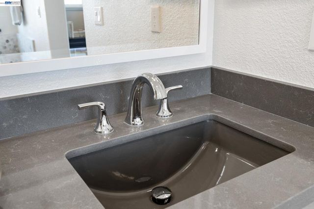 300 Colfax Ln, Oakley, CA 94561