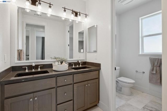 300 Colfax Ln, Oakley, CA 94561