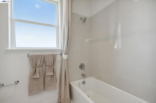300 Colfax Ln, Oakley, CA 94561