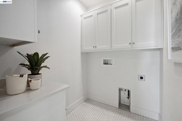 300 Colfax Ln, Oakley, CA 94561