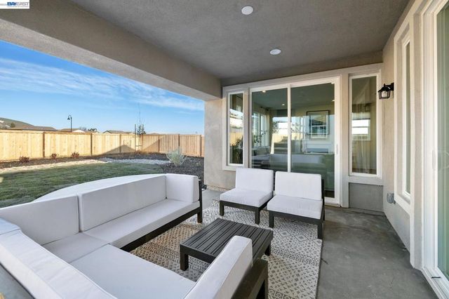 300 Colfax Ln, Oakley, CA 94561