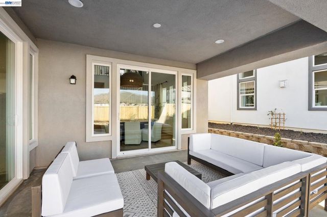 300 Colfax Ln, Oakley, CA 94561