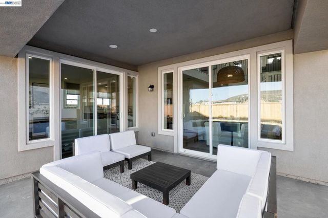 300 Colfax Ln, Oakley, CA 94561