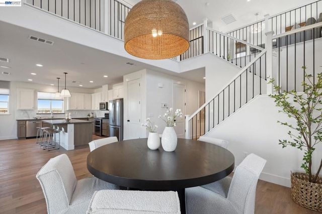 300 Colfax Ln, Oakley, CA 94561