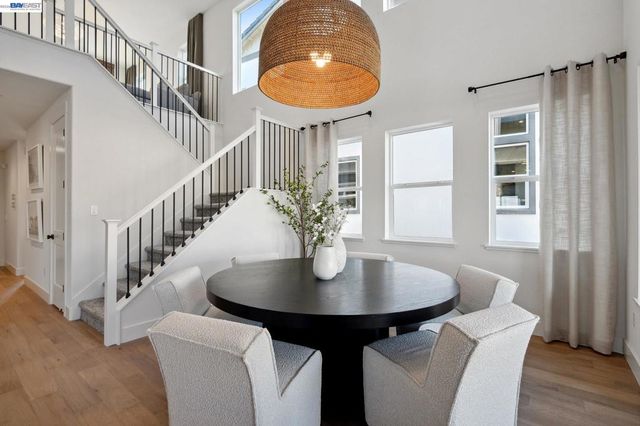 300 Colfax Ln, Oakley, CA 94561