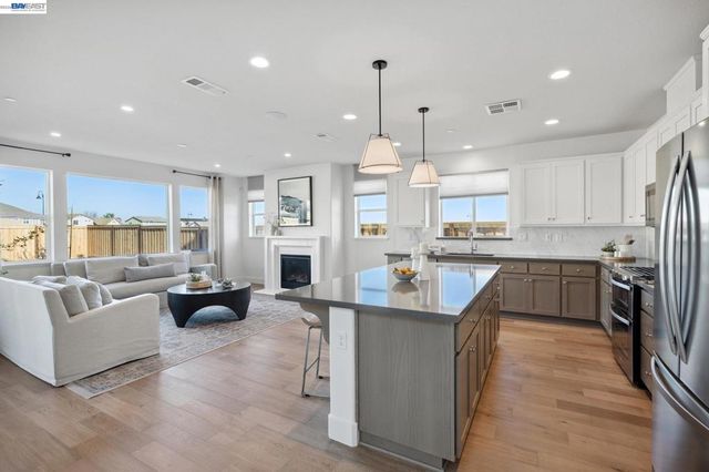 300 Colfax Ln, Oakley, CA 94561