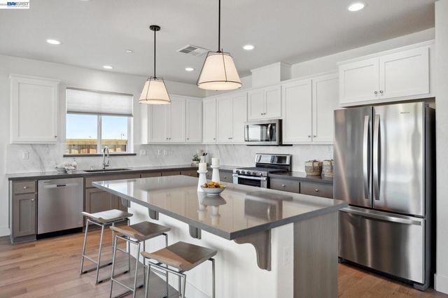 300 Colfax Ln, Oakley, CA 94561