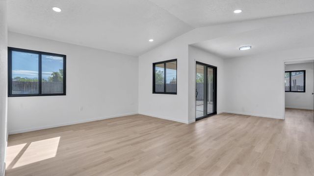 672 Sunflower Drive SW, Rio Rancho, NM 87124