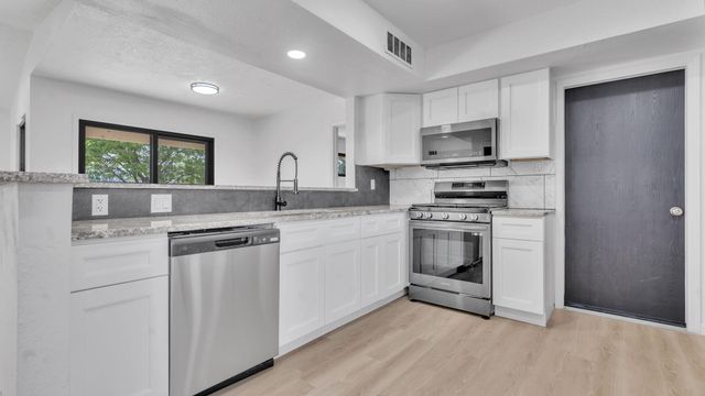 672 Sunflower Drive SW, Rio Rancho, NM 87124