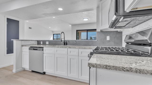 672 Sunflower Drive SW, Rio Rancho, NM 87124