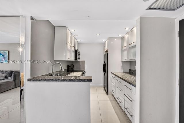 20335 W Country Club Dr 1402, Aventura, FL 33180