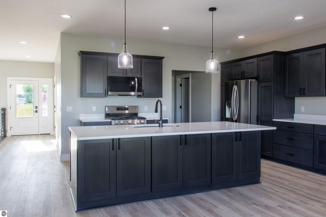 2816 W Crossroads Drive, Bay City, MI 48706