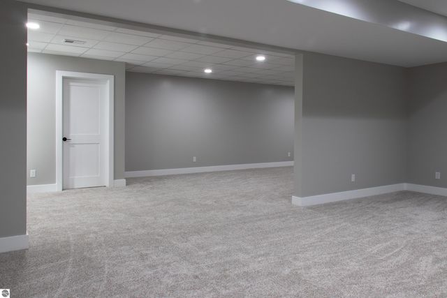 2816 W Crossroads Drive, Bay City, MI 48706