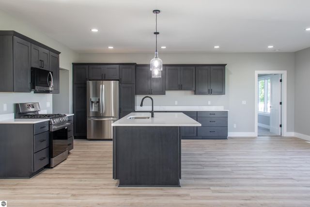 2816 W Crossroads Drive, Bay City, MI 48706