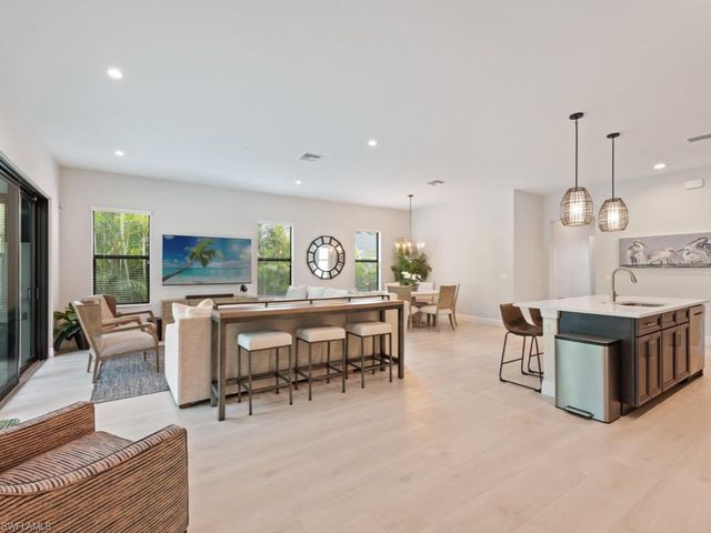 837 99th AVE N, Naples, FL 34108