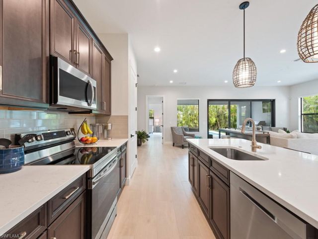 837 99th AVE N, Naples, FL 34108