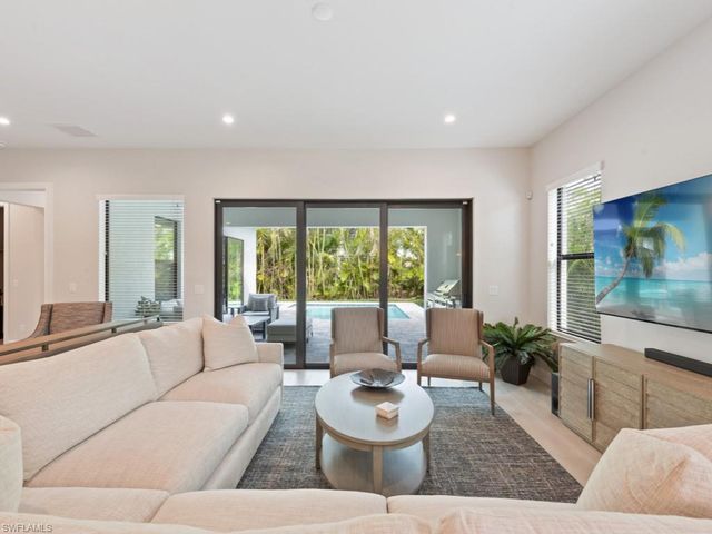 837 99th AVE N, Naples, FL 34108