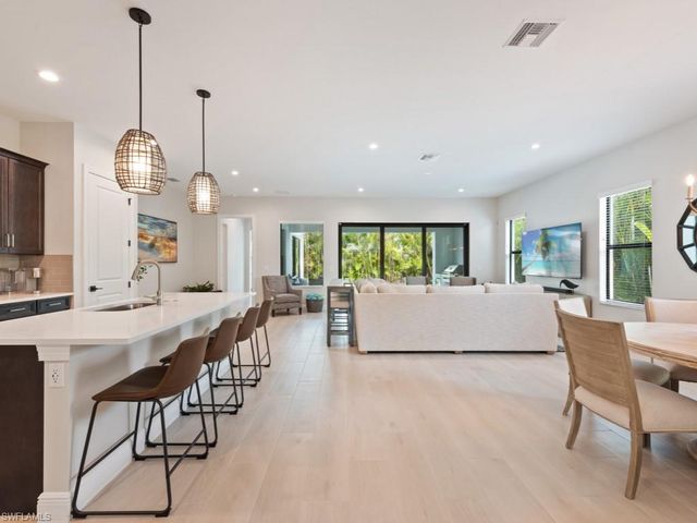 837 99th AVE N, Naples, FL 34108