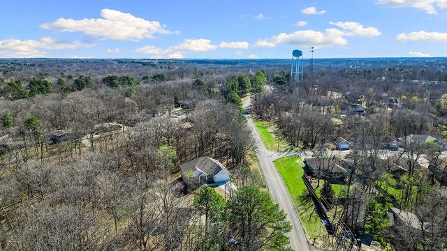 2 Donington Circle, Bella Vista, AR 72714