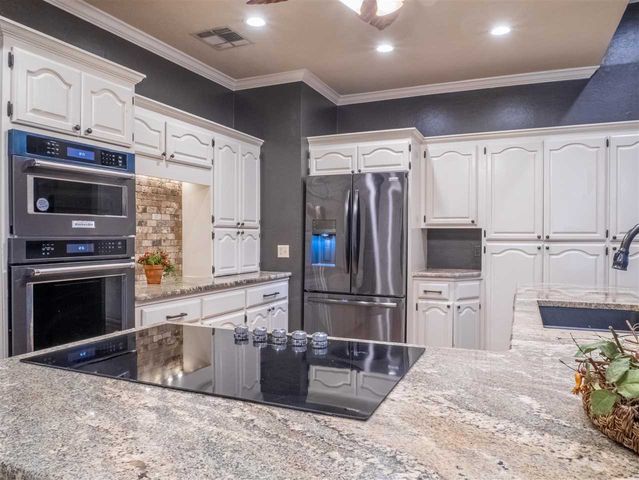 611 NW Waterford Drive, Lawton, OK 73505