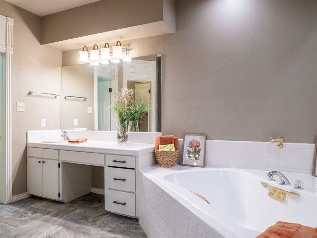 611 NW Waterford Drive, Lawton, OK 73505