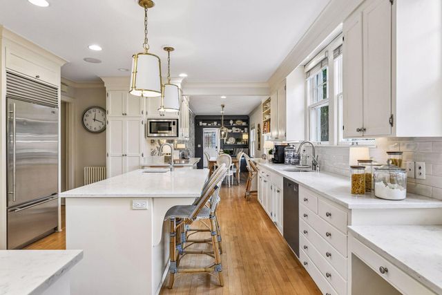 2240 W Lake Of The Isles Parkway, Minneapolis, MN 55405