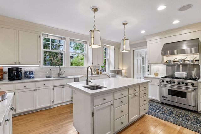 2240 W Lake Of The Isles Parkway, Minneapolis, MN 55405