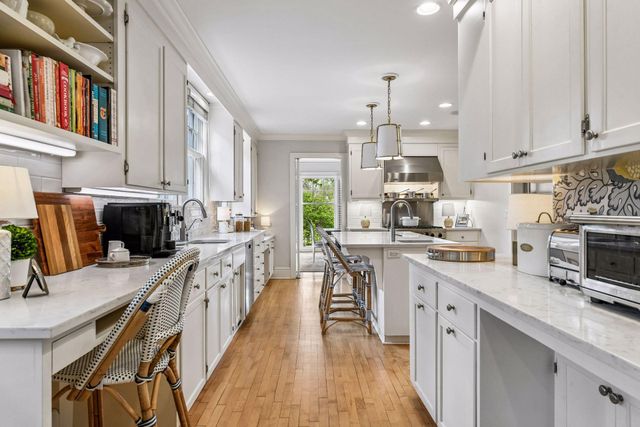 2240 W Lake Of The Isles Parkway, Minneapolis, MN 55405