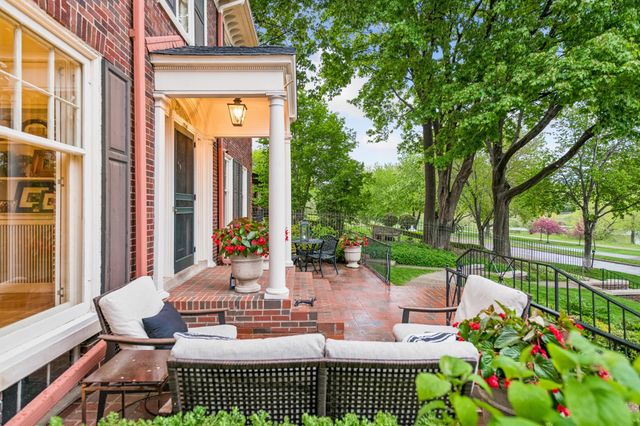 2240 W Lake Of The Isles Parkway, Minneapolis, MN 55405