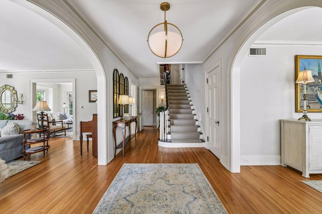 2240 W Lake Of The Isles Parkway, Minneapolis, MN 55405