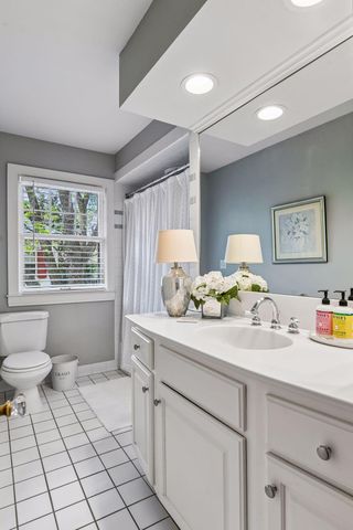 2240 W Lake Of The Isles Parkway, Minneapolis, MN 55405