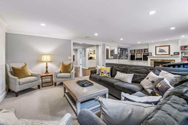 2240 W Lake Of The Isles Parkway, Minneapolis, MN 55405