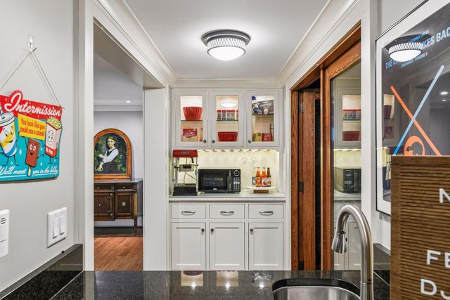 2240 W Lake Of The Isles Parkway, Minneapolis, MN 55405