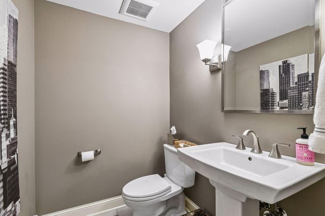 2240 W Lake Of The Isles Parkway, Minneapolis, MN 55405