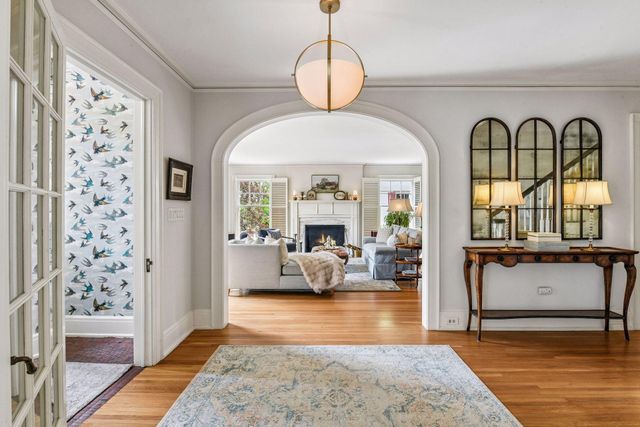 2240 W Lake Of The Isles Parkway, Minneapolis, MN 55405