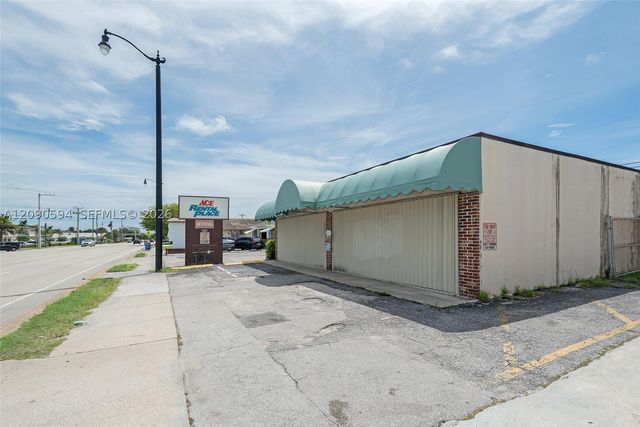 1212 W Lantana Rd, Lantana, FL 33462