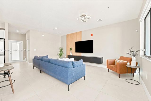 8167 NW 41st Street E101, Doral, FL 33166