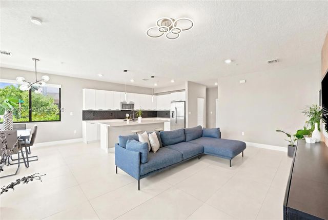 8167 NW 41st Street E101, Doral, FL 33166