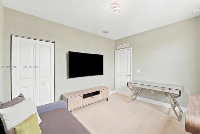 8167 NW 41st Street E101, Doral, FL 33166